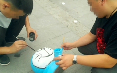 重庆街头现呆萌“哆啦A梦”隔离墩   引路人驻足围观