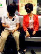 女子在车厢内占位摸脚   令乘客反感