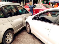 两车相撞  上演“深情贴脸”