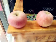 买了陌生水果推销商的苹果   回家发现上当了