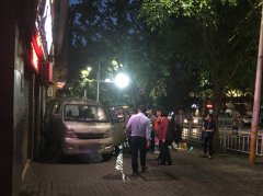 险！面包车驶出路面冲上人行道