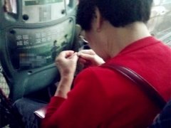 大妈车上剪指甲飞在女子脸上 不道歉反而让她走开