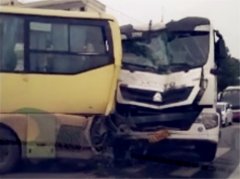 罐车撞上巴士  两车“头尾相咬”
