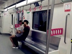 情侣车厢内秀恩爱  坐姿浮夸令乘客反感