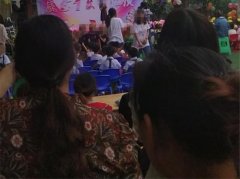 为了观看孩子的六一表演 家长不惜这样做