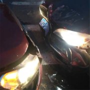 两车路口相撞  宝马车水箱撞裂