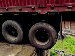 货车“悬空”停靠路边 看呆路人