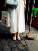 街头路边现“迷你板凳” 市民：小孩专用吗？