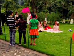 孃孃组团闯草坪凹造型拍照 被保安扩音器喊停