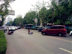 男子骑摩托和面包车相撞  倒地不起