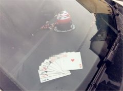 神操作！车主将扑克牌拼凑成挪车电话