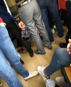 女子车厢内翘二郎腿   其他乘客不得不靠边站