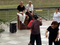 这脑洞要不得！大爷竟将垃圾箱当成“座椅”