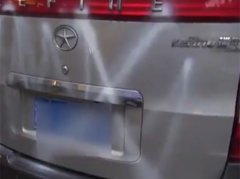 男子按“规定”停车   爱车却无故遭“喷漆”