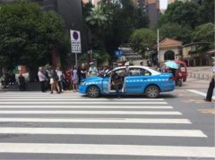 斑马线上出事故  摩托被出租撞“飞”