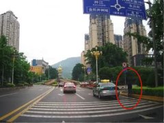 男子不顾车流  站在路边花坛小便