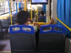 男子乘公交坐姿太霸气 将腿搭在扶手上