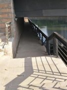 8D重庆再添魔幻建筑 桥下还有人行通道