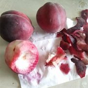 顾客买回的桃子变紫   怀疑是否添加了色素