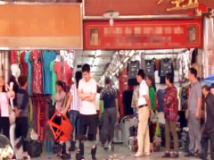 男子批发服装2年不结账 拖欠2万货款急坏女老板