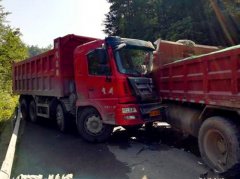 2辆货车相撞 车头严重变形