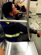 大叔嫌身上脏有座位都不坐 乘客拉劝也没用