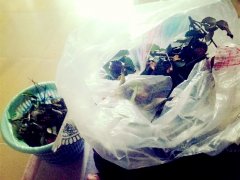 男子帮忙提荔枝却意外吃光 还套路朋友