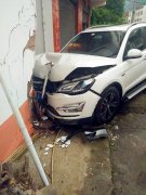 轿车行驶中失控 撞向路边房舍