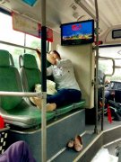 女子穿丝袜一人占三座 令乘客避之不及