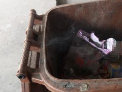 车站内的垃圾桶冒出烟   乘客买来两瓶水将其熄灭