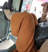 大妈车内看视频 双脚蹬在扶手上