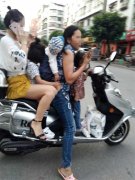 这波操作很溜    女司机将摩的开出了面包车的气质