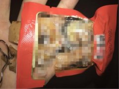 活久见！包装的豆干里吃出了铁钩
