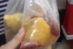 顾客质疑土鸡宰杀后不“土”  拒绝付钱