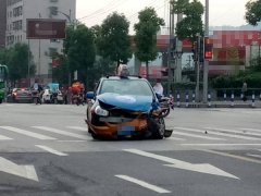 出租车与私家车相撞 车头受损严重变形