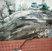 奇景！大长蛇爬上墙壁成了画中画
