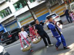 重庆街头现“复古式”接亲    路人：环保节能