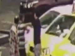  的哥被同行扇耳光   竟因这样的小事