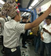 男子车厢内头戴“金钱帽”  乘客：亮瞎我的眼