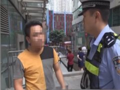 两女子坐在送货员的车上不下来  只为帮老板要个电话