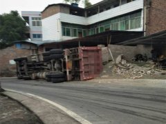 邪门！又一辆货车侧翻在綦江“魔鬼弯道”