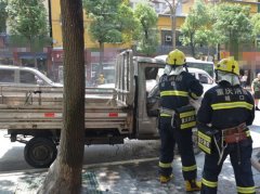 小货车街头自燃  驾驶室受损严重