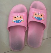 超市买的拖鞋没穿多久就变黑   鞋主很疑惑