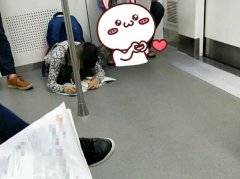 太认真！小男孩趴在车厢地板上写作业