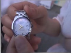 女子换块电池后手表无法调日历   摊贩：不关我的事