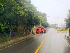 天雨路滑！货车失控撞上路边水泥墙面