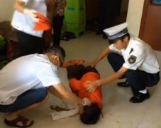 老人倒在家中地板上　物业“破门”施救