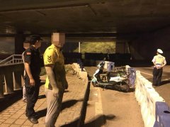 送餐小哥只看导航不看路 连人带车深陷水泥地