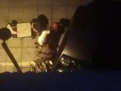 2男子半夜路灯下下棋 闹得楼上业主睡不着