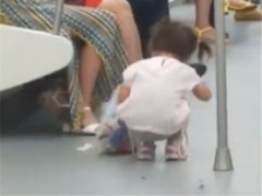 乖萌女孩车厢里捡垃圾 触动目击市民